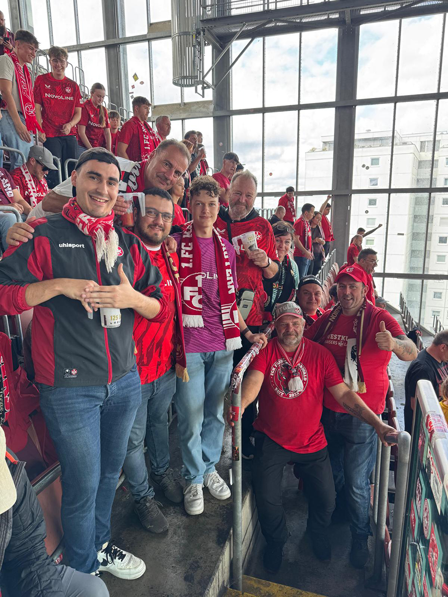 Gruppe der FCK-Freunde auf der Stadiontribüne